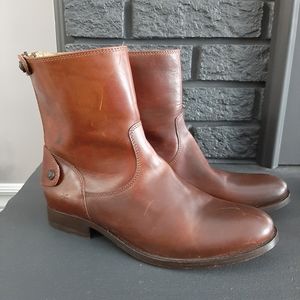 FRYE Melissa short brown boot.
